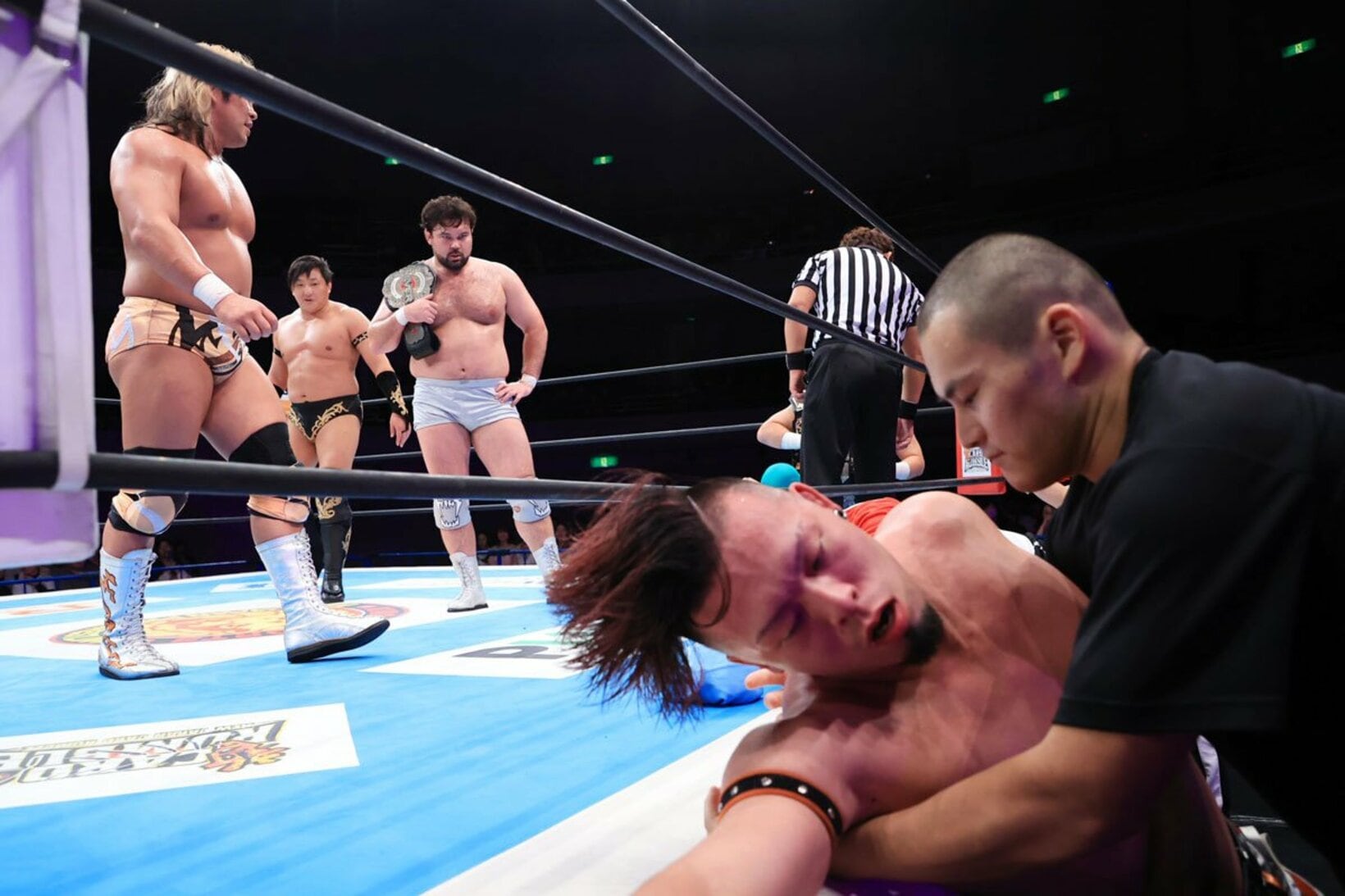 試合後、意識朦朧の藤田晃生(右)をにらみつけるウルフアロン