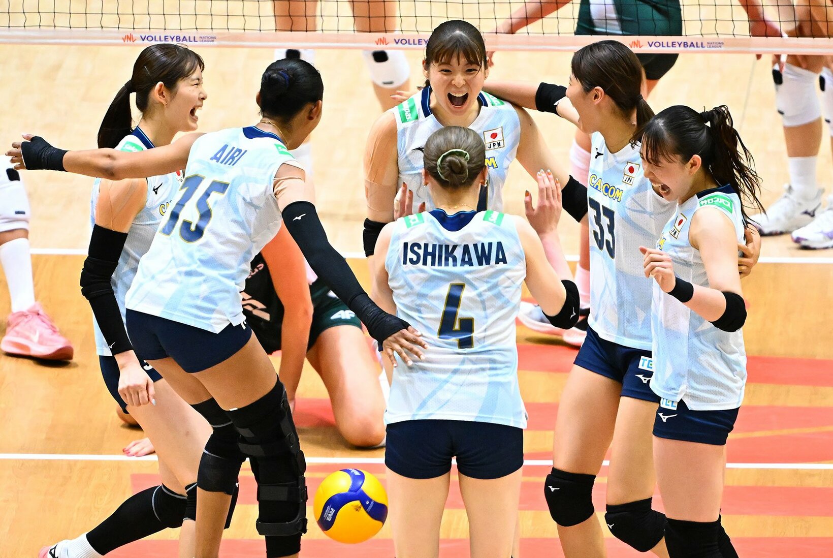 チームメイトと勝利を喜ぶ山田二千華(中央奥)