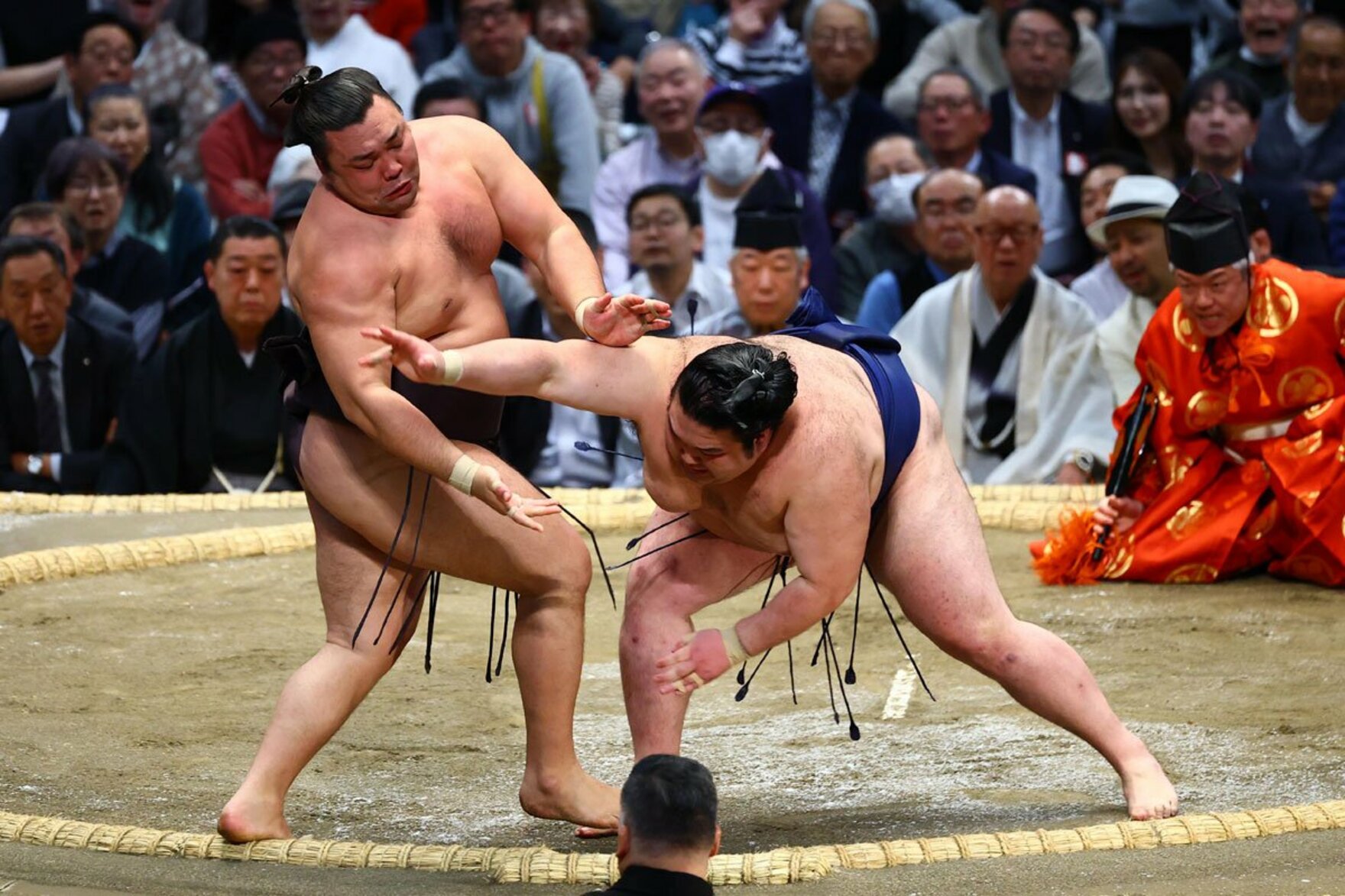 突き落としで勝利した霧島（左）