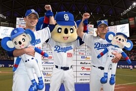 お立ち台の福谷浩司（左）と細川成也（右）