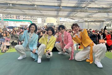 デビュー曲初披露＆衣装初お披露目を行った純烈の弟分グループ「モナキ」