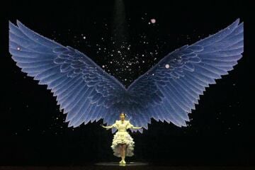 「半袖天使」を披露した地頭江音々