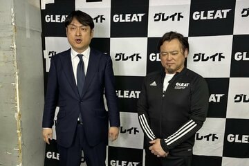 限定復帰するカズ・ハヤシ（右）と会見に出席した鈴木裕之社長
