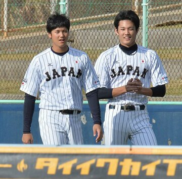 笑顔で談笑する大谷翔平と藤浪晋太郎（右）