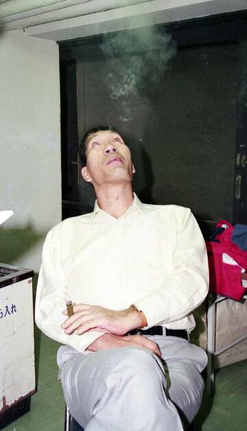  葉巻をくゆらすジャイアント馬場（東スポWeb）