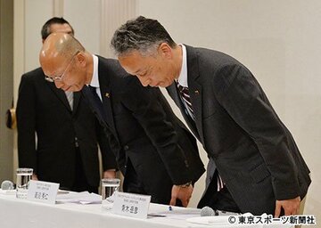 謝罪する菱沼取締役（左）と青木取締役