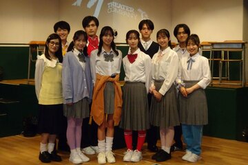 初公演に臨む（前列左から３人目）と菅原理久十（後列左から３人目）