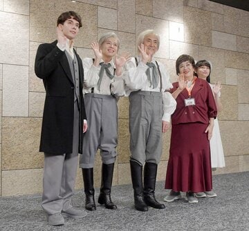 左から東島京、中川晃教、市村正親、渡辺えり、影山優佳