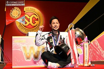 総理大臣杯を受け取りポーズを決める佐藤隆太郎