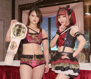  調印式＆記者会見に臨んだ山下実優（左伊藤）と伊藤麻希（東スポWeb）