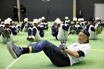 昨秋、九州国際大付属の野球部員とトレーニングしたイチロー氏（代表撮影）