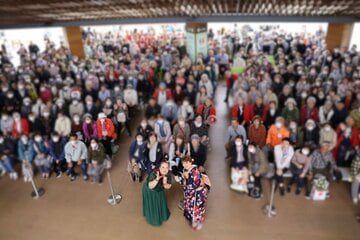 約400人の聴衆を集めた市川由紀乃