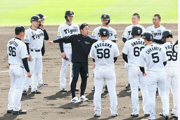阪神ナインに走塁指導する赤星憲広臨時コーチ(中)