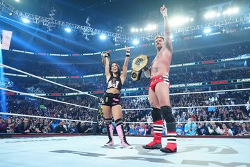 天を指さすCMパンク(右)とAJリーの夫婦（©WWE）