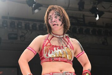 小波から黒スプレーを浴びせられ険しい表情のSareee