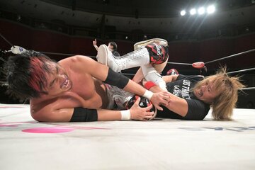 小峠篤司（左）を攻める内藤哲也