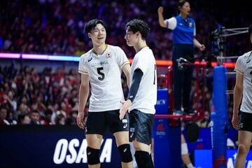 大塚達宣(左)と話す高橋藍（Volleyball World提供）