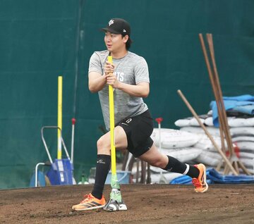 マウンド整備の道具を使ってトレーニングする巨人・山崎伊織