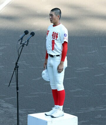 開会式で選手宣誓を行った智弁和歌山・山田希翔主将