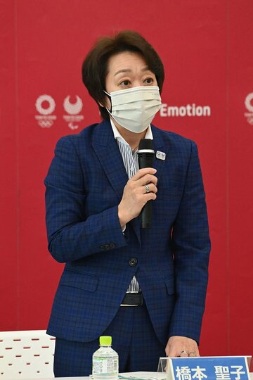  専門家ラウンドテーブルの冒頭であいさつする橋本聖子会長（代表撮影）