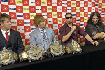 会見で不穏ムードを漂わせた（左から）王者組の青柳優馬、宮原健斗と挑戦者組の斉藤ジュン、斉藤レイ