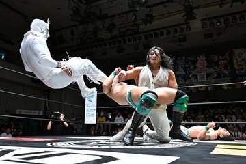 吉岡勇紀（中）を攻めるエル・シエロ（左）とルイス・マンテ