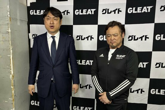 限定復帰するカズ・ハヤシ(右)と会見に出席した鈴木裕之社長