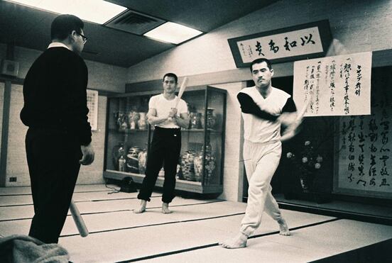 素振りする現役時代の長嶋さん（右）を見守る荒川コーチ（左）。中央は王氏