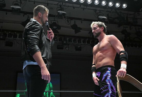 エル・ファンタズモ（右）に挑戦表明したクリス・ブルックス