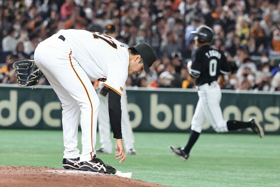 出はなにロッテ・荻野(右)にソロを浴びた巨人・西舘勇陽