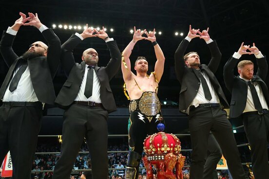 ＵＥのメンバーとポーズを決めるウィル・オスプレイ（中央）