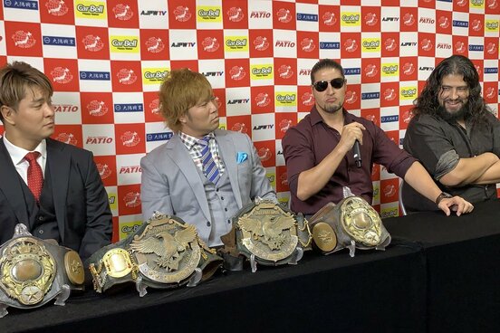 会見で不穏ムードを漂わせた（左から）王者組の青柳優馬、宮原健斗と挑戦者組の斉藤ジュン、斉藤レイ