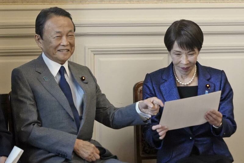 高市早苗首相（右）と談笑する麻生太郎副総裁