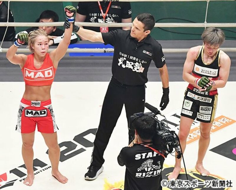  浜崎朱加（右）に判定勝ちしたハム・ソヒ