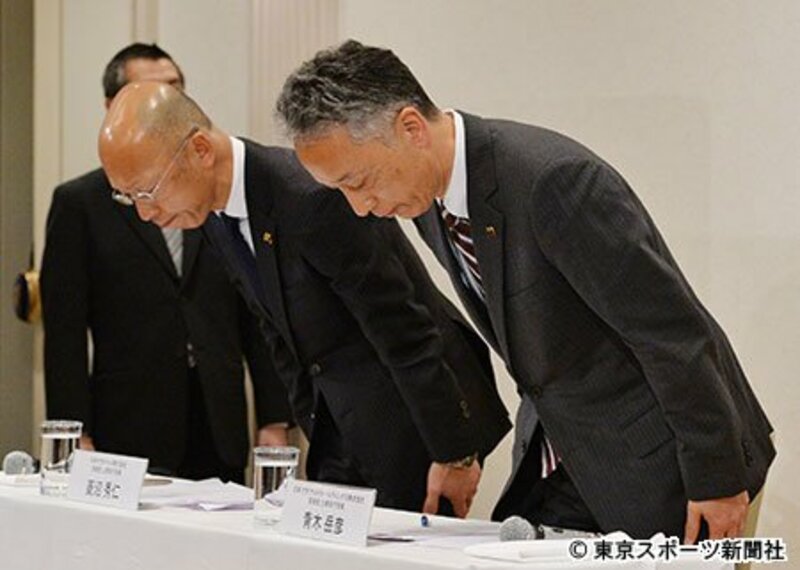 謝罪する菱沼取締役（左）と青木取締役