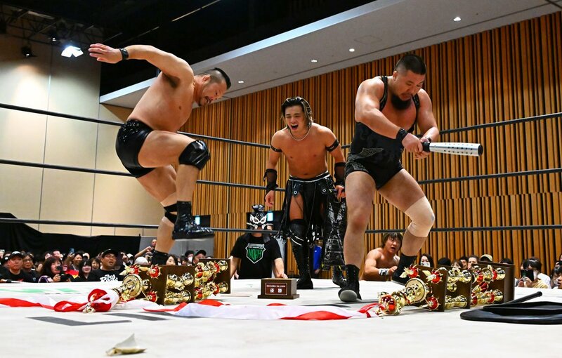 情熱MAXのネオグローバルタッグリーグ優勝トロフィーを壊す（左から）杉浦貴、政岡純、マサ北宮