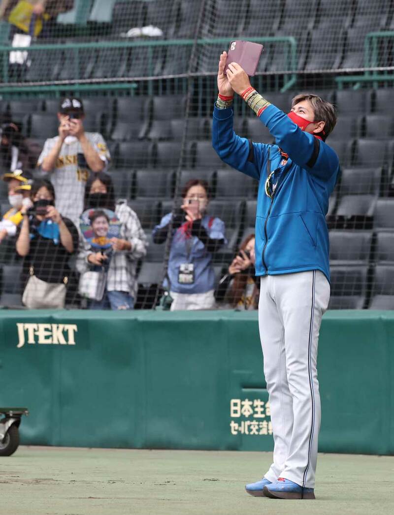  甲子園でインスタライブを敢行した日本ハム・新庄監督（東スポＷｅｂ）