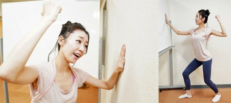  (右から)腕を後ろに引いて…壁を叩くように「外に出してくれ」