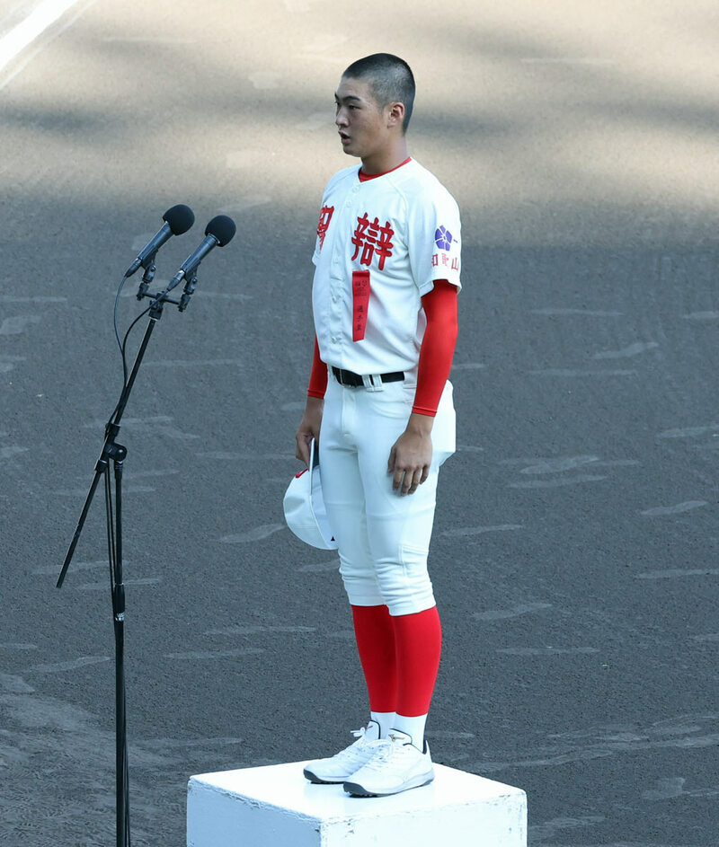 開会式で選手宣誓を行った智弁和歌山・山田希翔主将