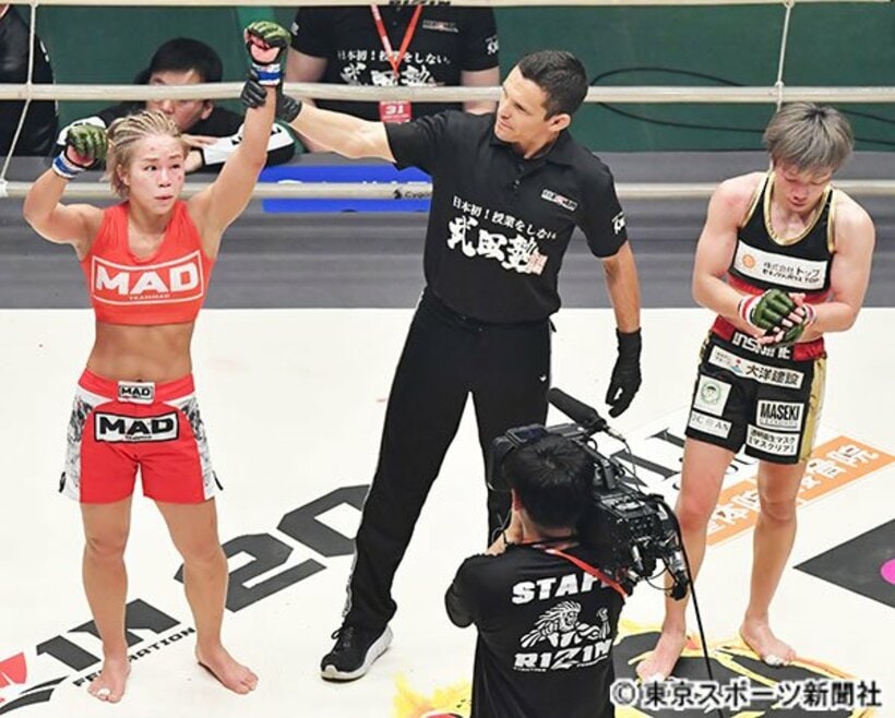  浜崎朱加（右）に判定勝ちしたハム・ソヒ