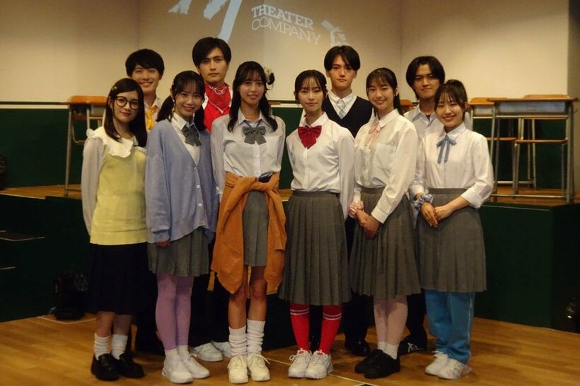 初公演に臨む（前列左から３人目）と菅原理久十（後列左から３人目）