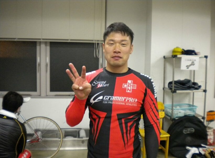  「３００勝」の「３」のポーズを決めた宿口陽一