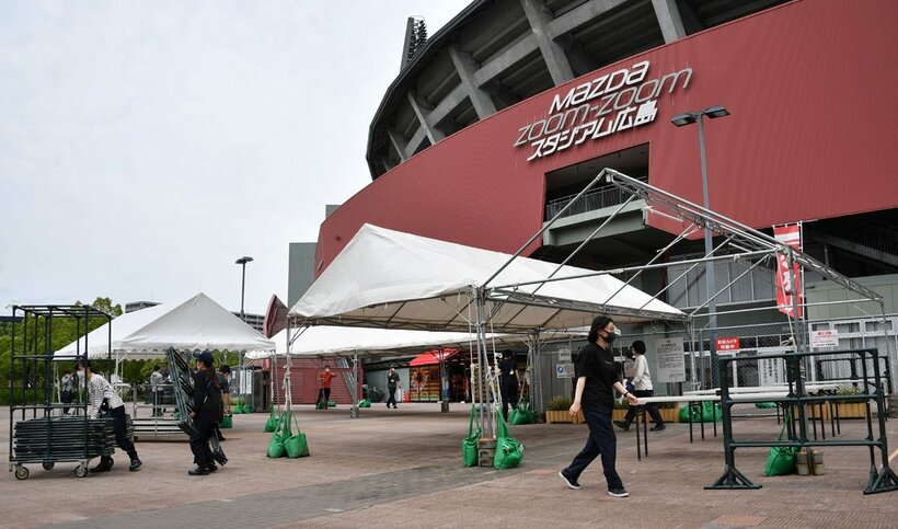  試合延期が決まったマツダスタジアムではスタッフが撤去作業に追われた