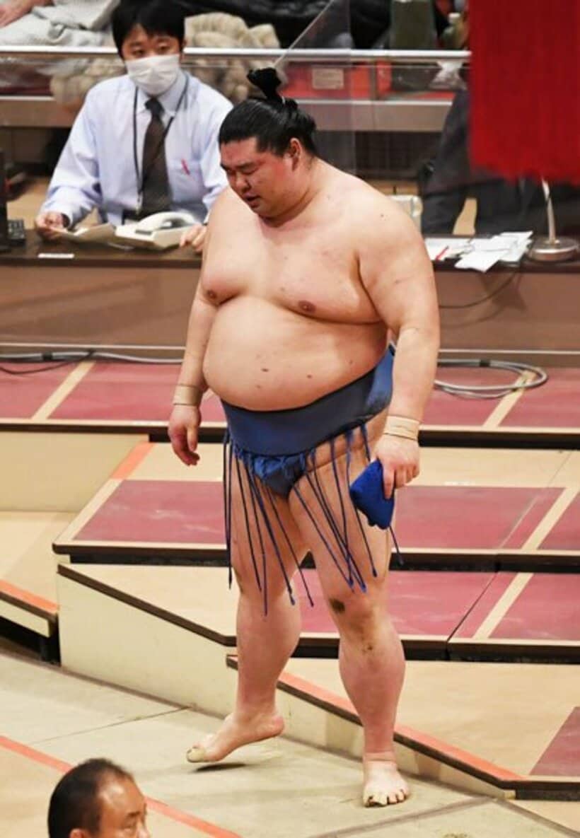  照ノ富士に敗れ、肩を落とす正代