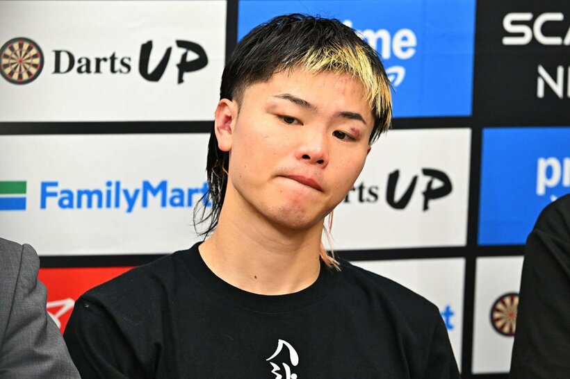 試合後の取材に応じる那須川天心