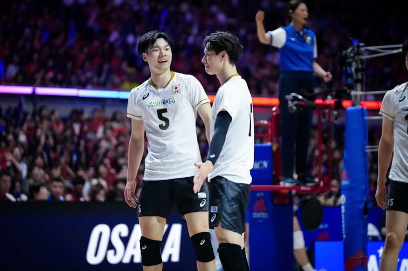 大塚達宣(左)と話す高橋藍（Volleyball World提供）