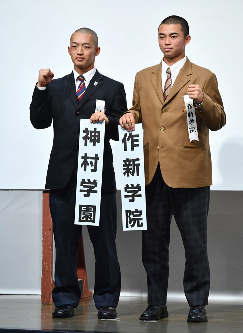 神村学園・川下晃汰（左）と作新学園・小森一誠の両主将