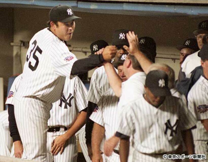  堂々の投球を披露した伊良部はベンチでナインとハイタッチ（１９９７年７月１０日）