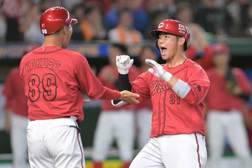 ８回、逆転の３ランを放った広島・坂倉（右）　