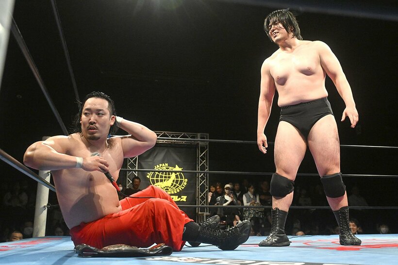 立花誠吾(左)の持つ世界ジュニア王座への挑戦が決まっている田村男児